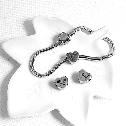 Engraved thumbprint heart charm for bracelet. - mobimomentos