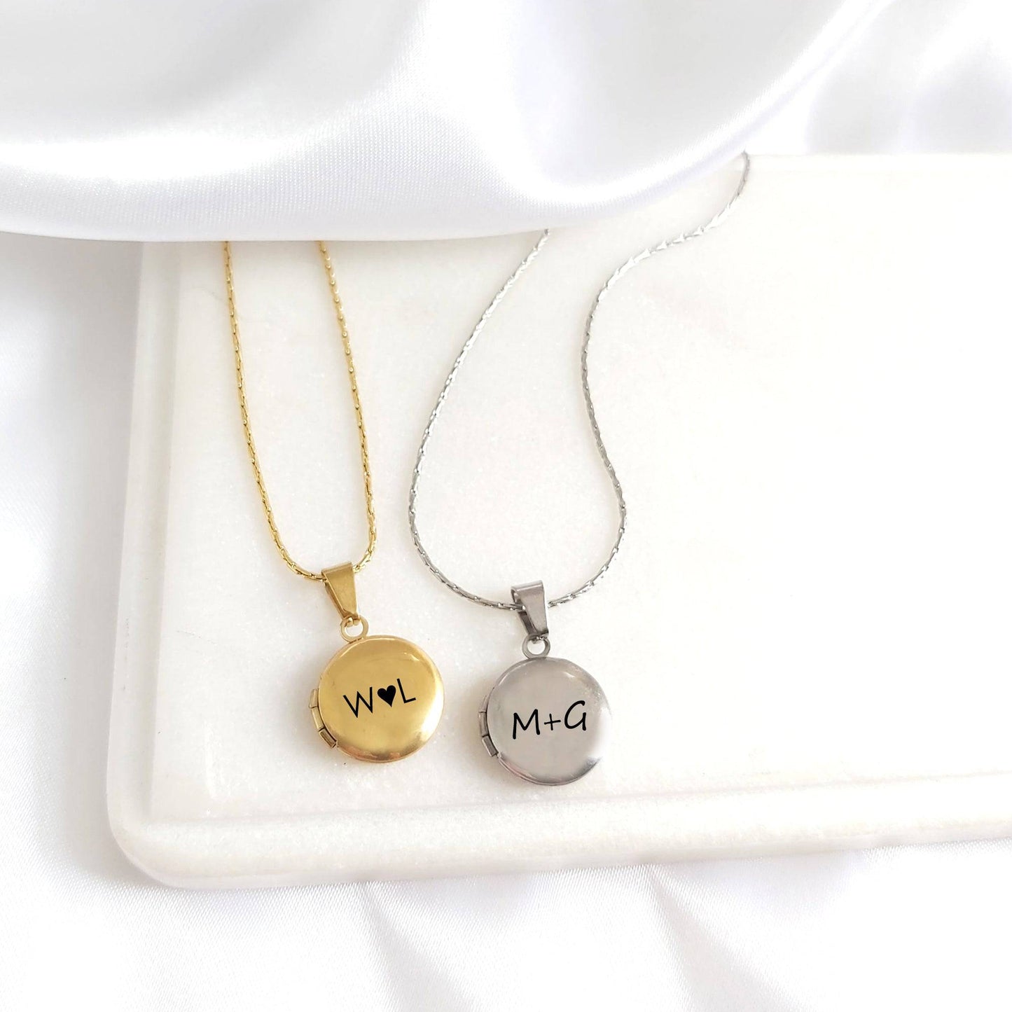 Anniversary tiny locket with engraving and photos. - mobimomentos