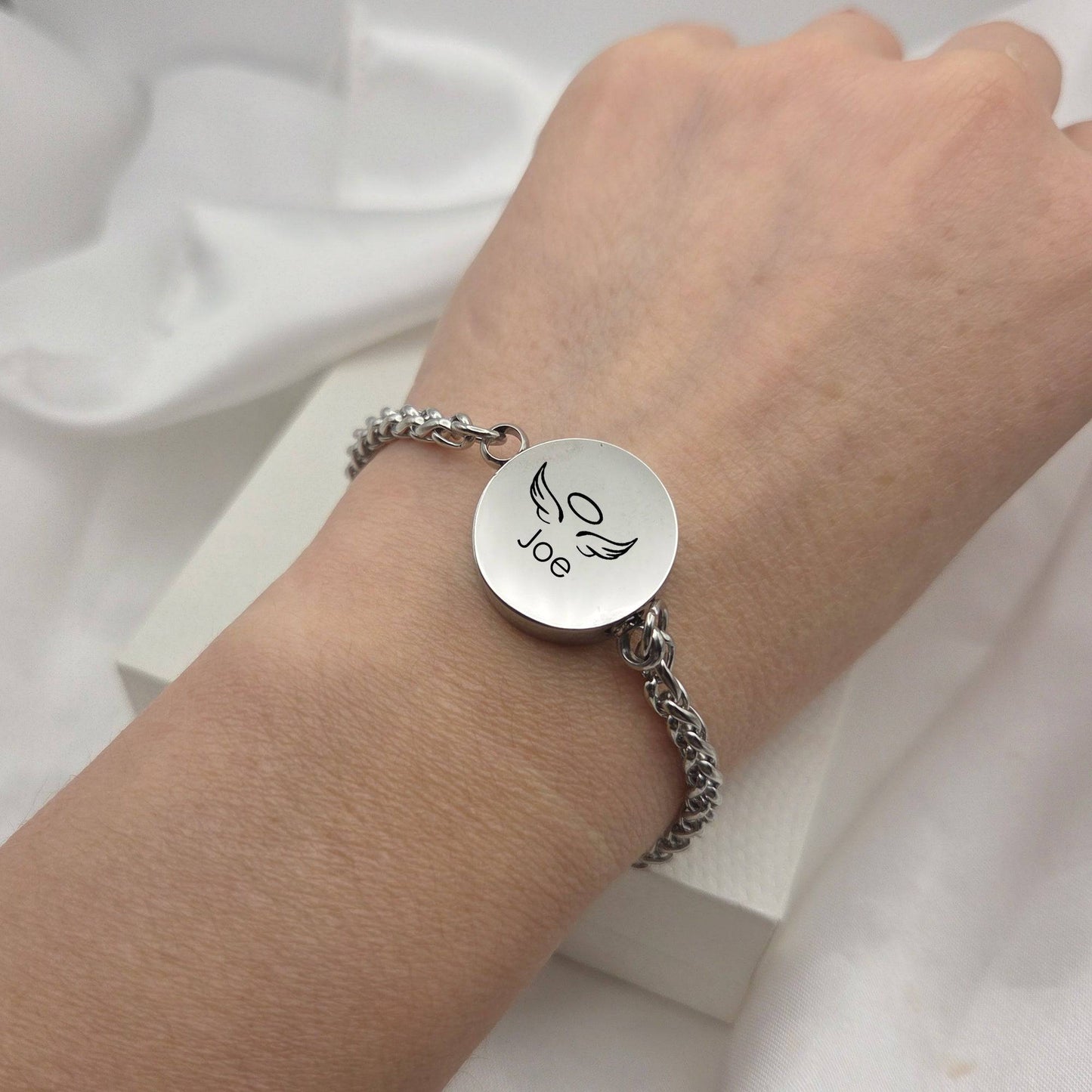 Personalized round urn bracelet for ashes. - mobimomentos