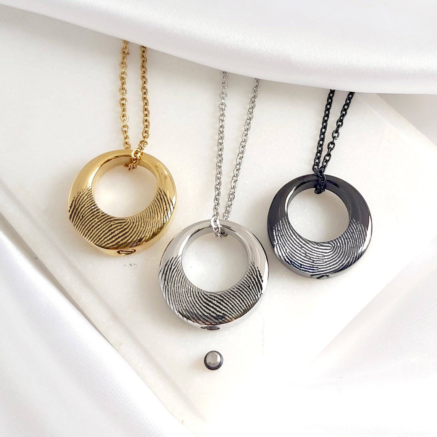 Custom thumbprint Infinity urn necklace for human ashes. - mobimomentos