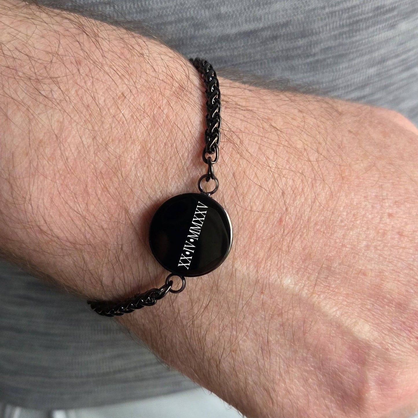 Personalized round urn bracelet for ashes. - mobimomentos