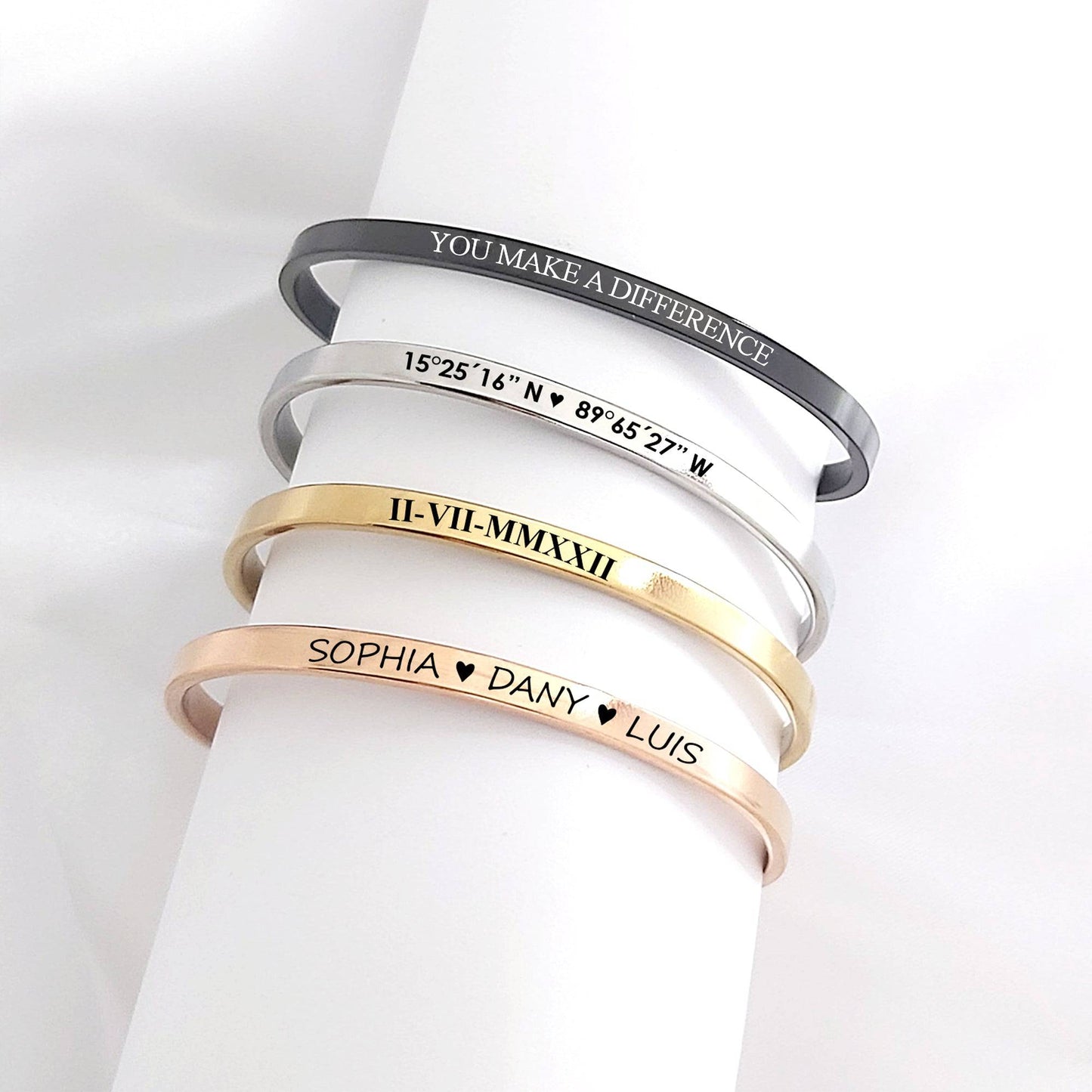 Custom name bracelet for women - mobimomentos