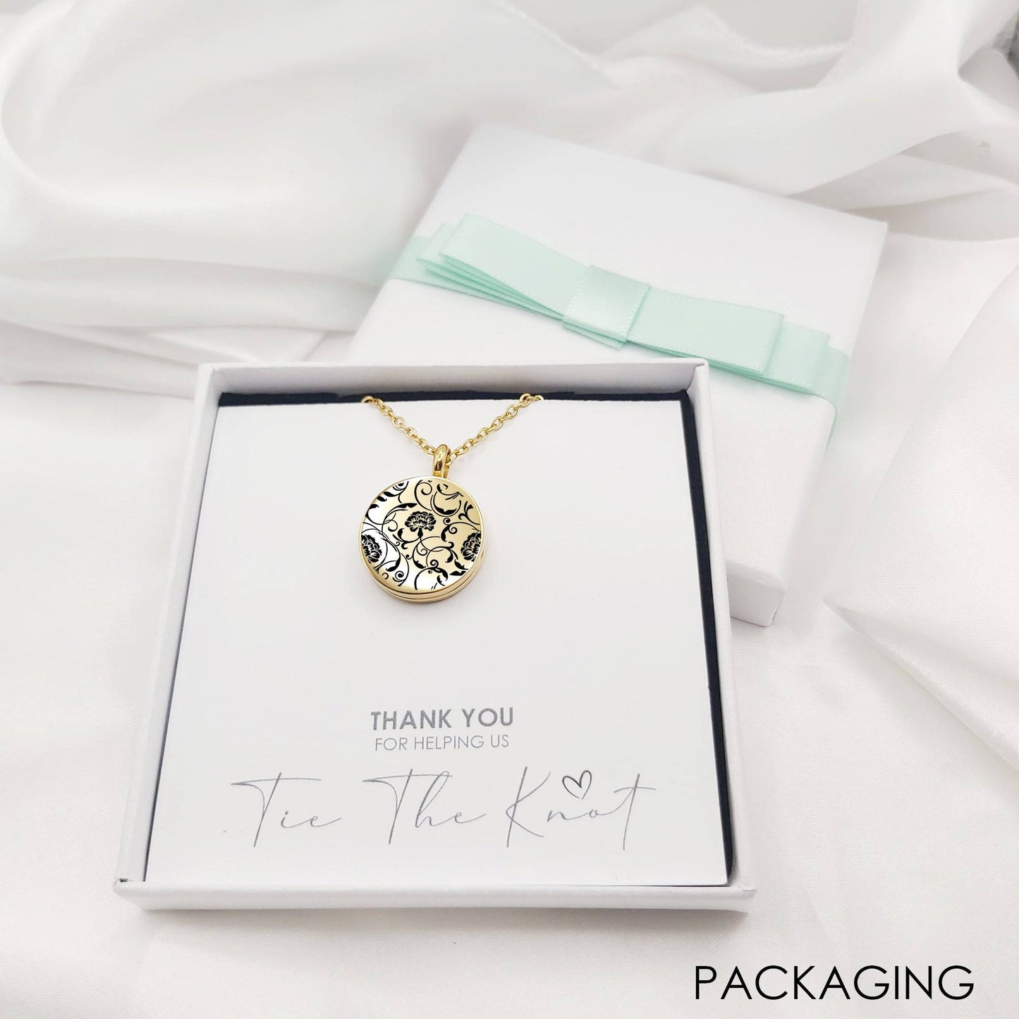 Personalized wedding locket with birth flower for bridesmaids. - mobimomentos