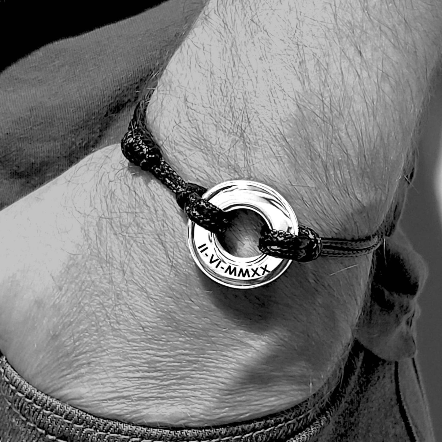 Custom engraved round urn bracelet for ashes. - mobimomentos