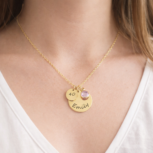 Collar con inicial grabada y fecha para ella y para él.