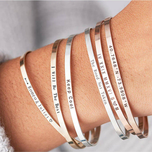 Custom name bracelet for women - mobimomentos