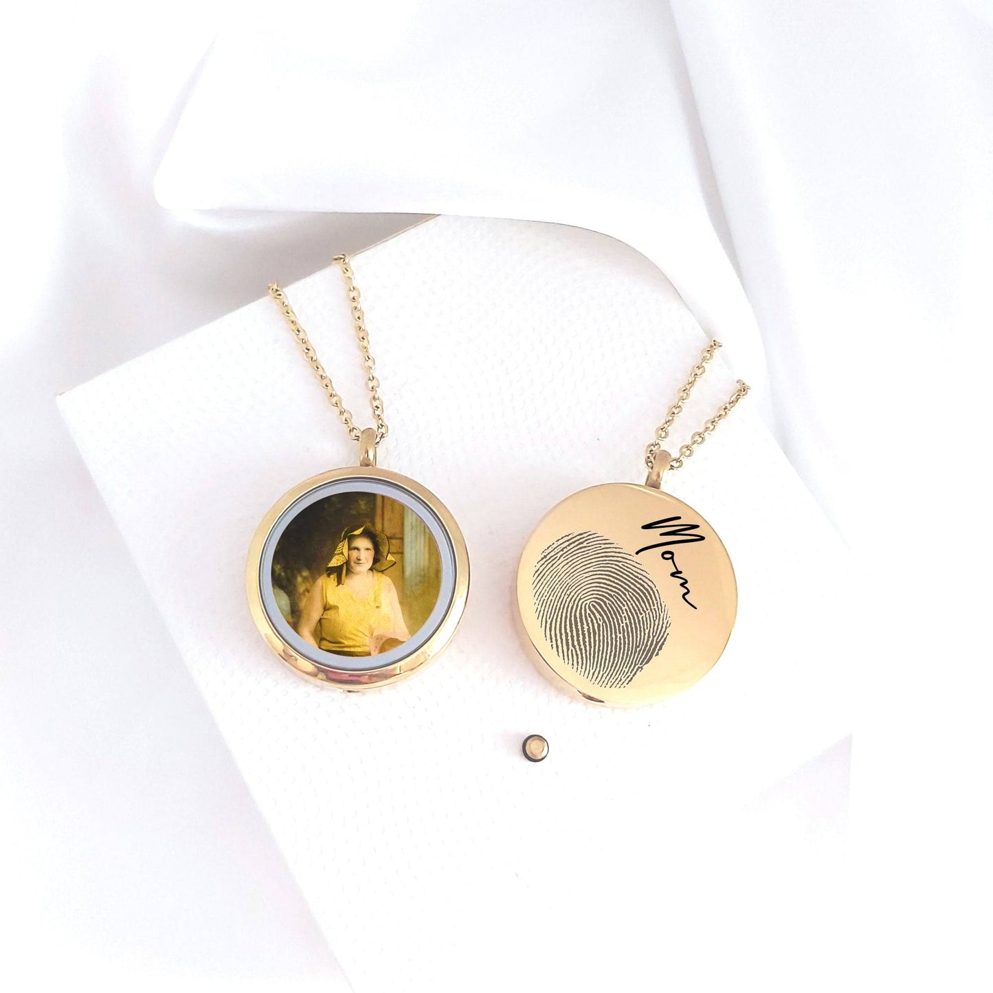 Memorial thumbprint locket with photos and urn for ashes. - mobimomentos