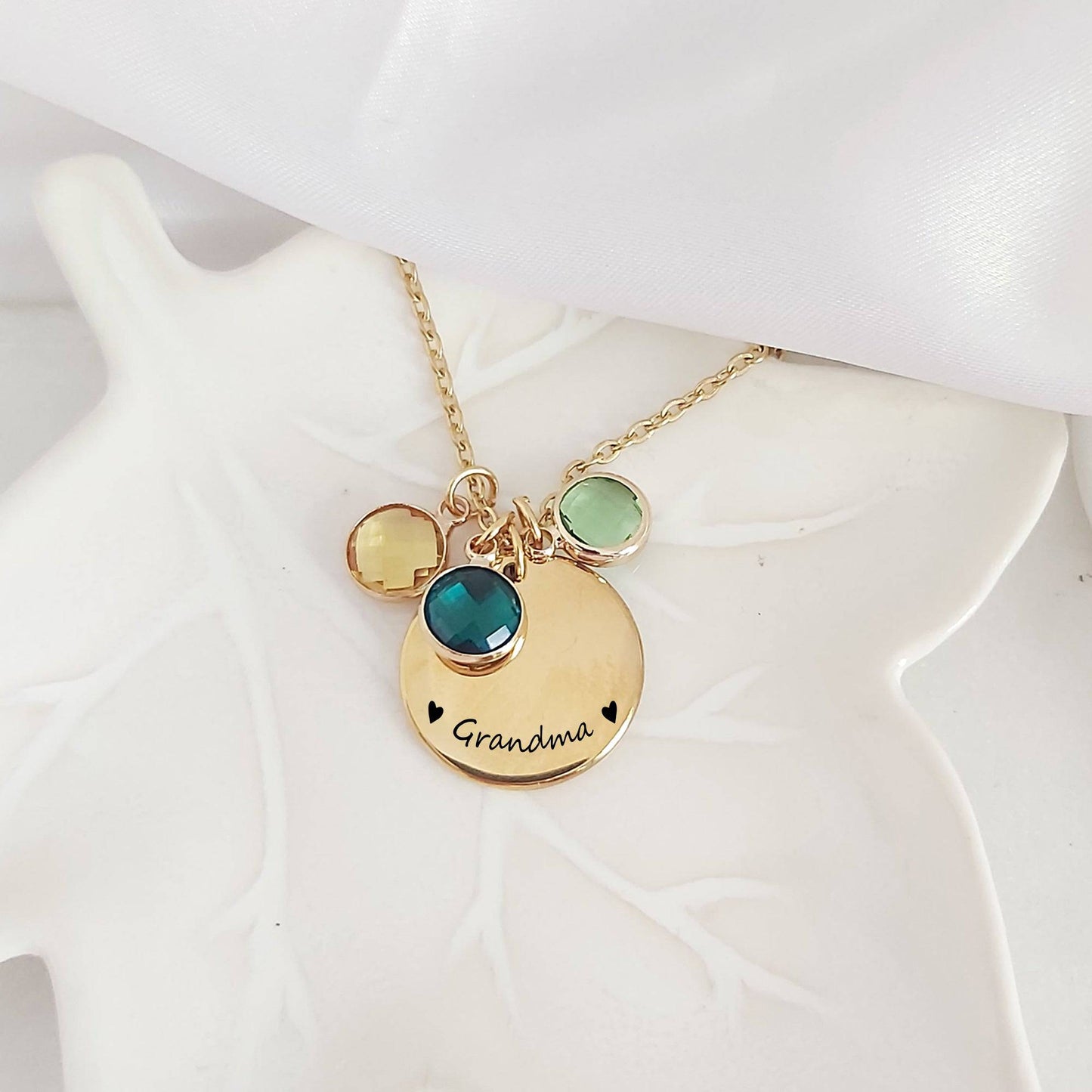 Grandma and mom necklace with kids birthstones. - mobimomentos