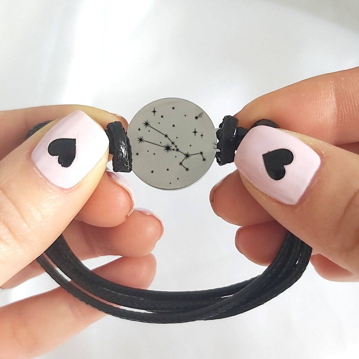 Engraved constellation leather bracelet - mobimomentos
