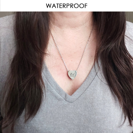 Collier commémoratif en forme de cœur avec empreinte digitale pour cendres humaines.