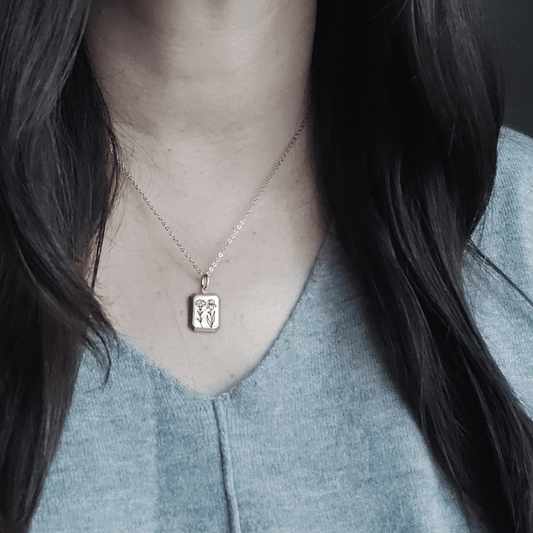 Personalized combined birth flower necklace. - mobimomentos