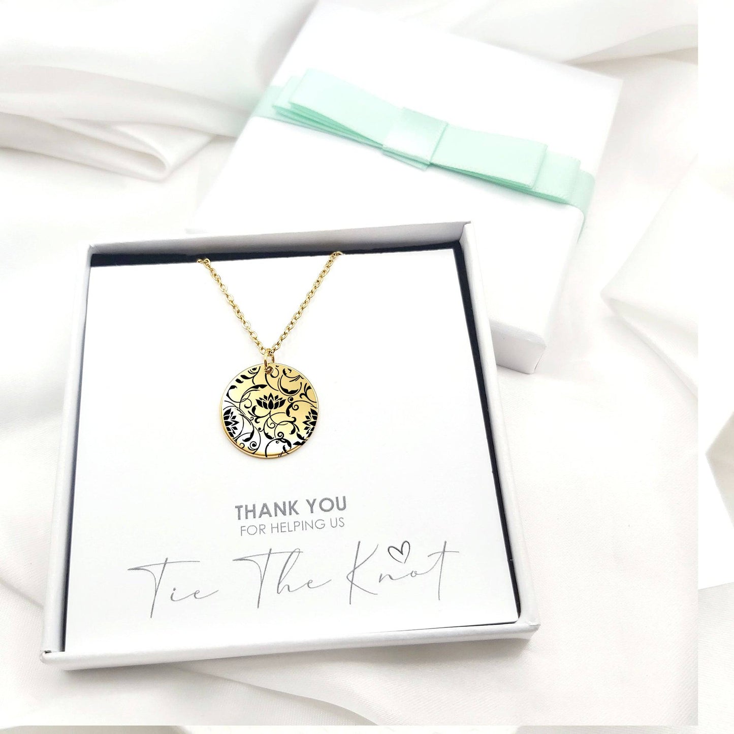 Personalized birth flower necklace for bridesmaids - mobimomentos