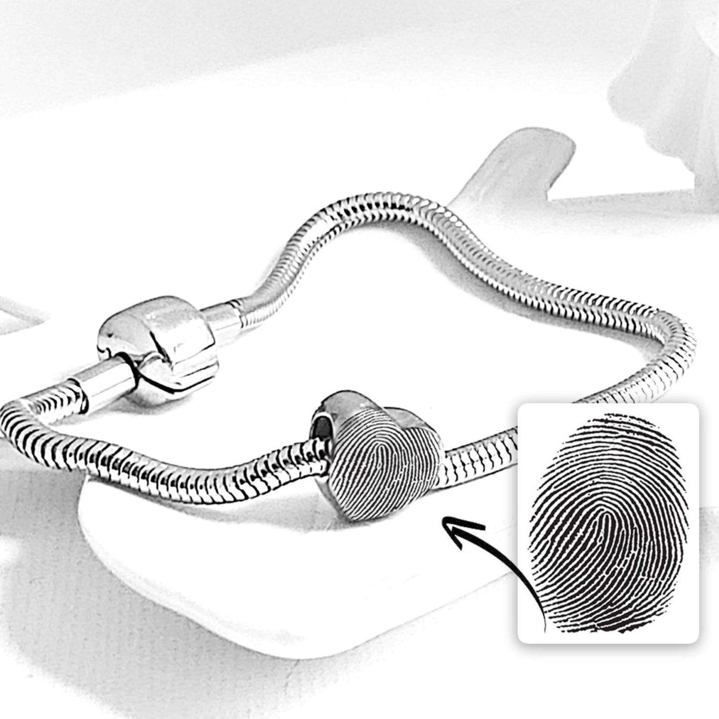 Engraved thumbprint heart charm for bracelet. - mobimomentos