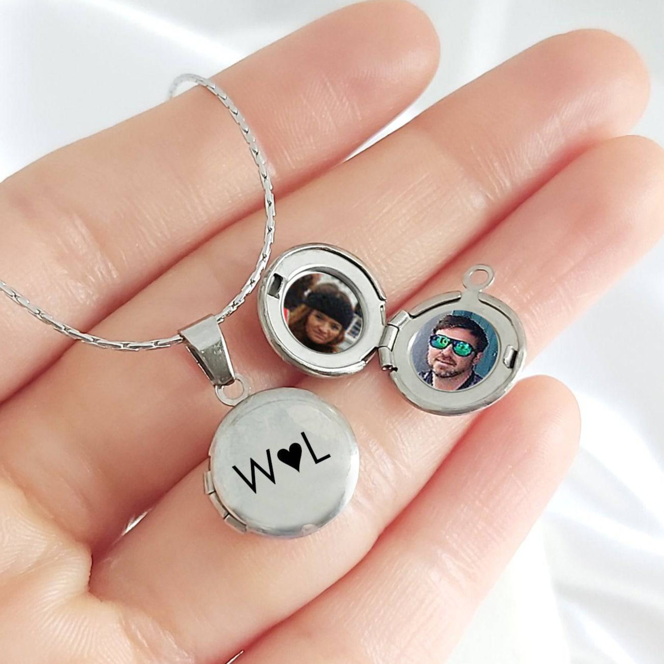 Anniversary tiny locket with engraving and photos. - mobimomentos