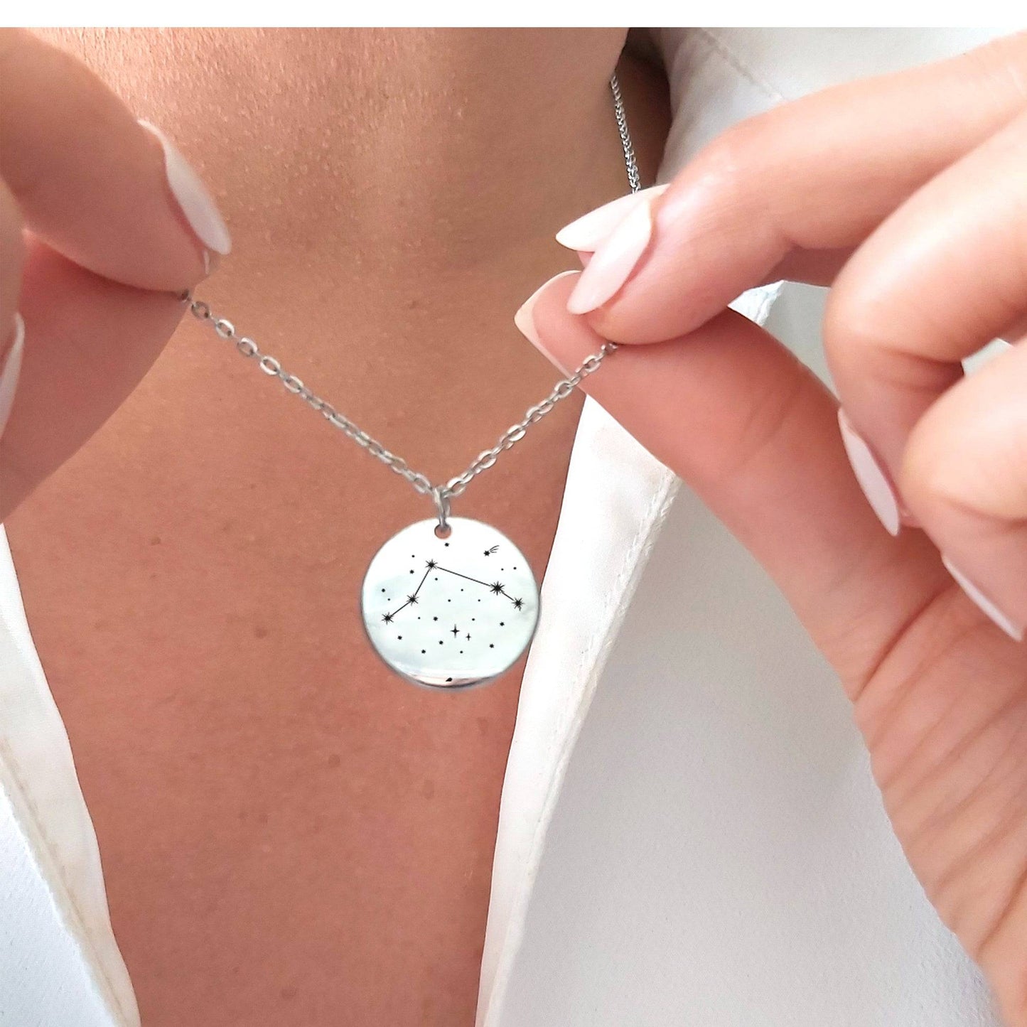Engraved constellation necklace - mobimomentos