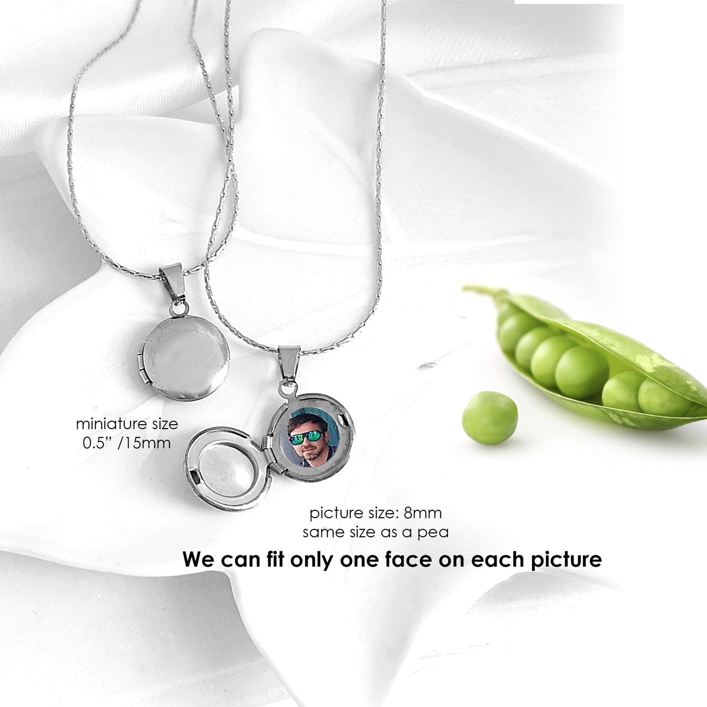 Tiny locket with engraving and photos. - mobimomentos