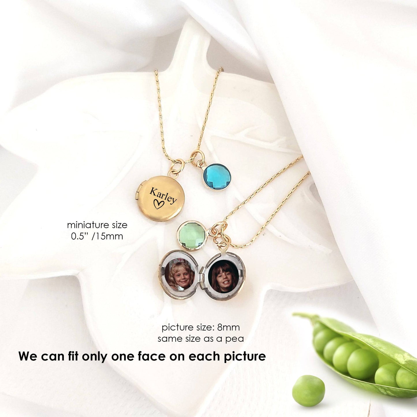 Tiny locket with engraving and photos. - mobimomentos