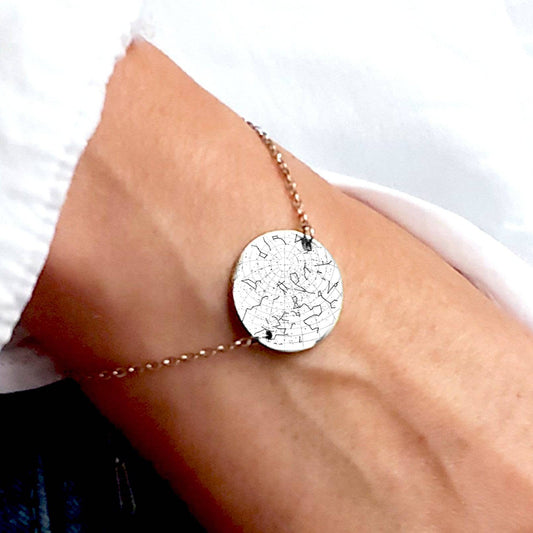 Bracelet with a round pendant on a wrist, with color options displayed below.