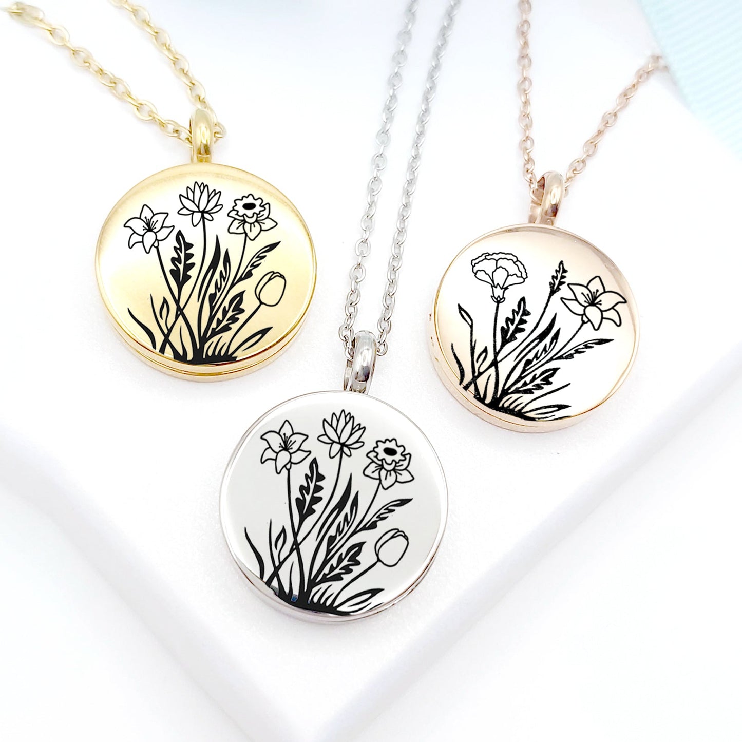 Médaillon de bouquet de fleurs de naissance personnalisé avec photo pour femme.