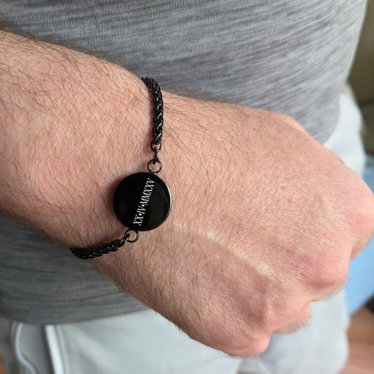 Personalized round urn bracelet for ashes. - mobimomentos