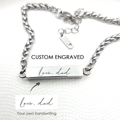 Bracelet urne gravé personnalisé pour cendres.