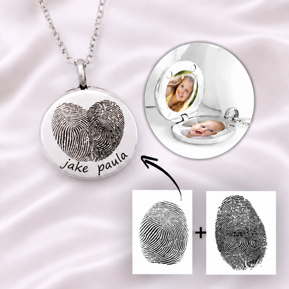 Medallón conmemorativo en forma de corazón con huella dactilar, fotos y grabado.