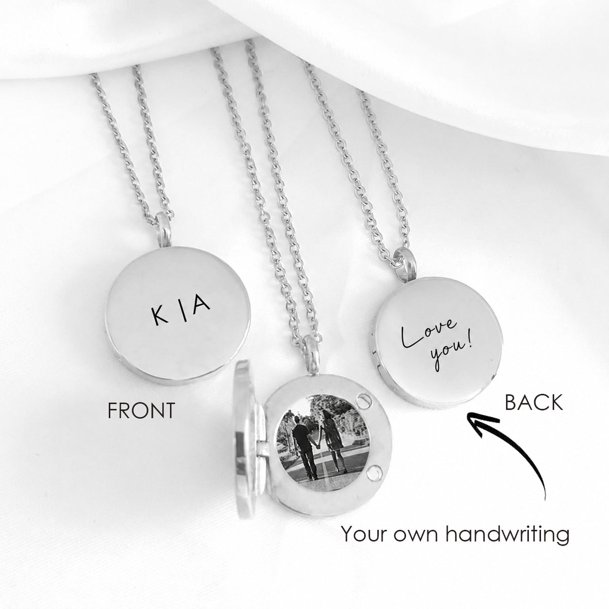 Medallón de aniversario personalizado con nombres e iniciales para parejas.