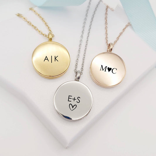 Anniversary locket personalized with names and initials for couples. - mobimomentos