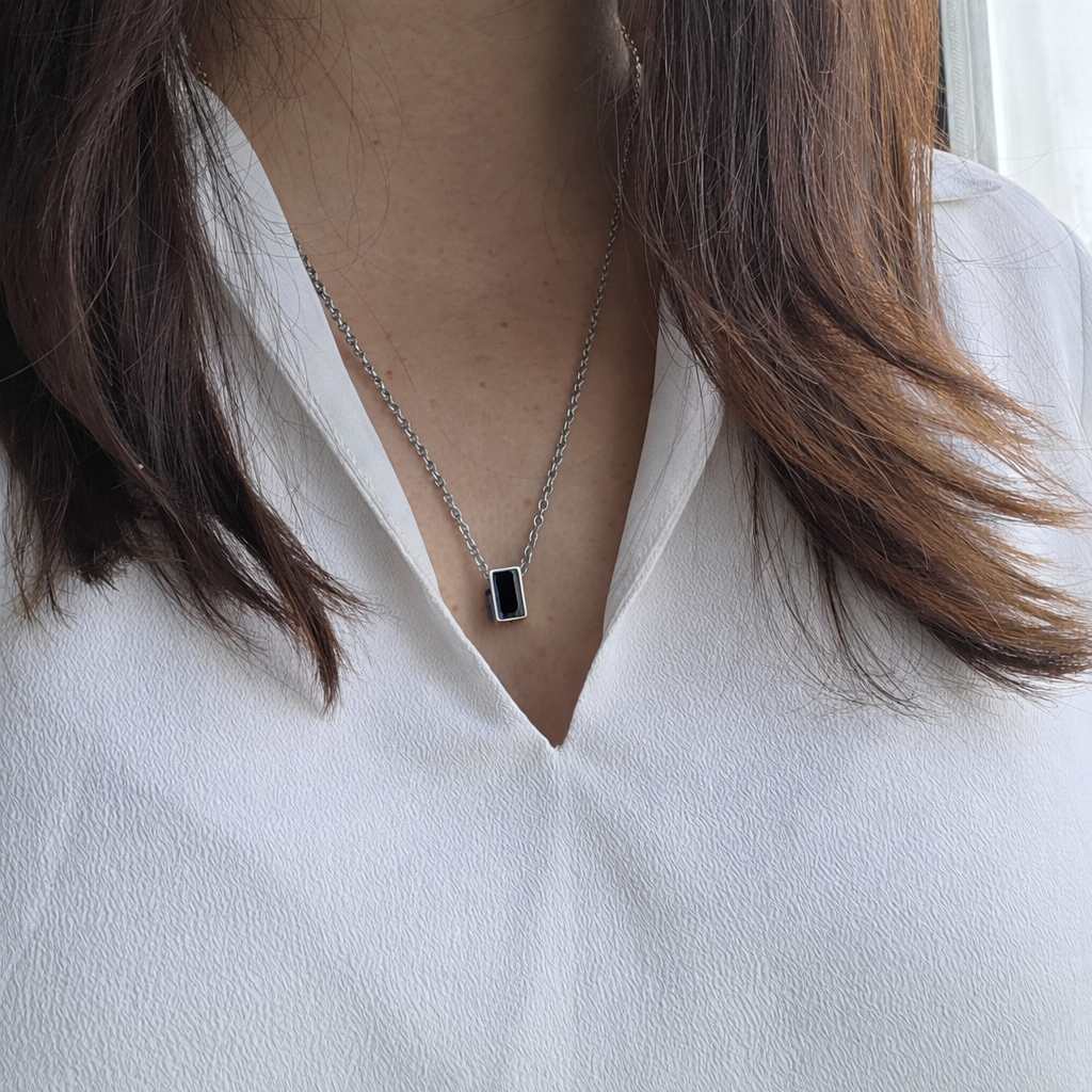 Collar de urna de cremación personalizado para cenizas humanas o cabello.