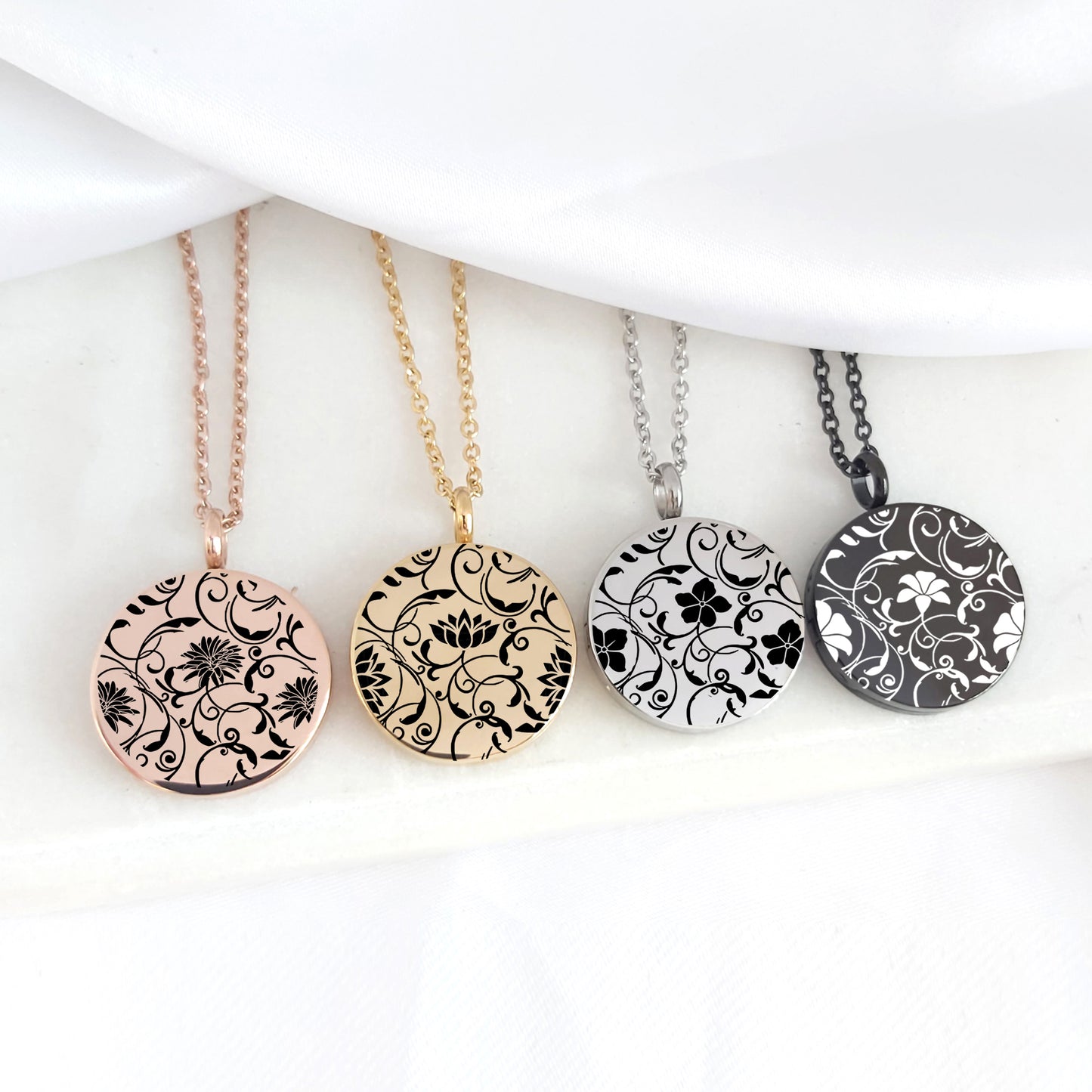 Médaillon gravé personnalisé avec fleur de naissance pour femme.