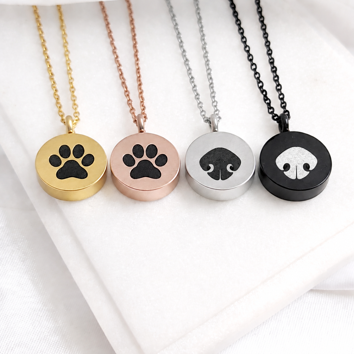 Collar de urna de cremación con retrato de mascota para cenizas.