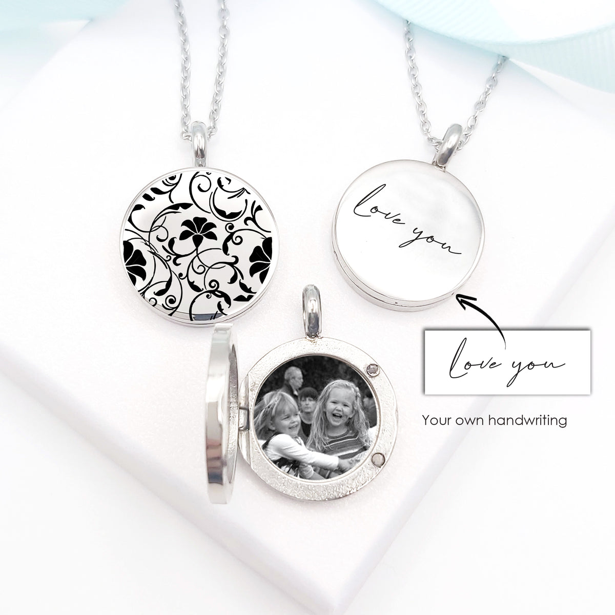 Medallón grabado personalizado con flor de nacimiento para mujer.