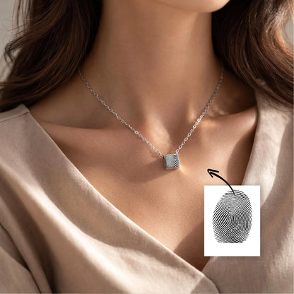 Collier urne rectangulaire à empreinte digitale pour cendres humaines.