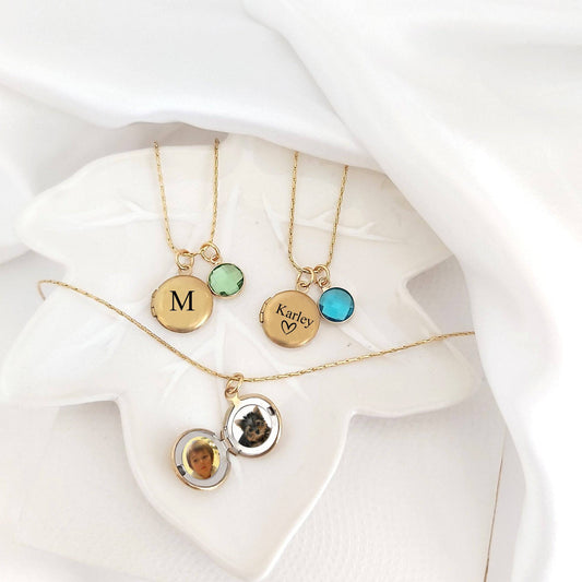 Tiny locket with engraving and photos. - mobimomentos