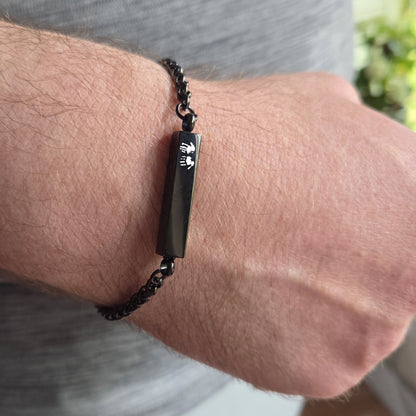 Bracelet urne gravé personnalisé pour cendres.