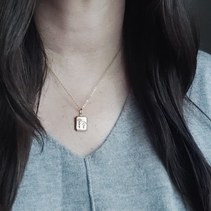 Collar personalizado con flor de nacimiento combinada.