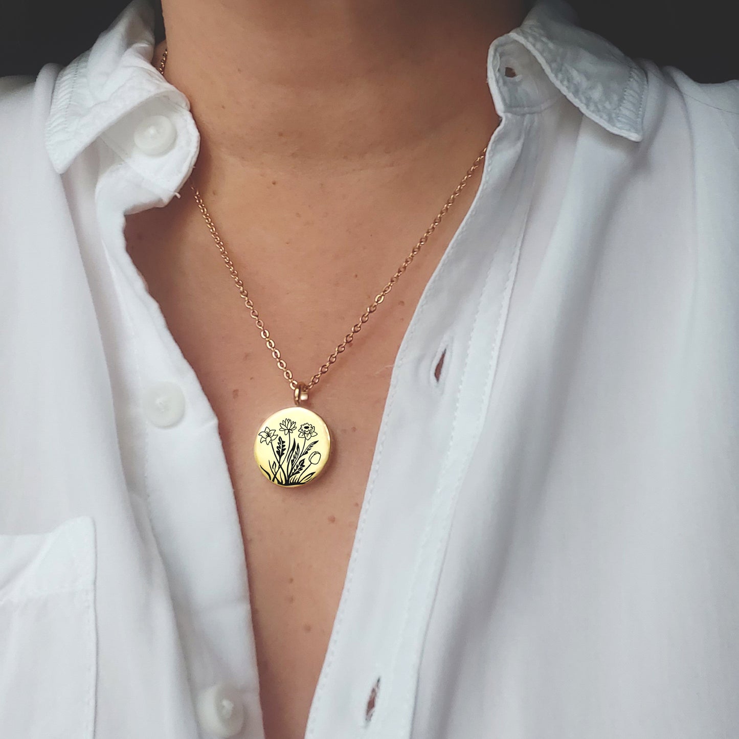 Personalized Birth flower bouquet locket with photo for woman.