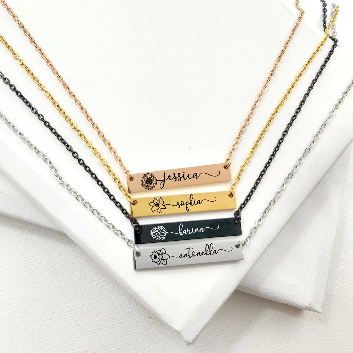 Collar personalizado con flor de nacimiento combinada.