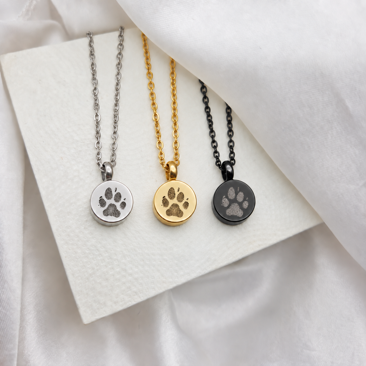 Collier d'urne funéraire personnalisé avec empreinte de patte pour cendres ou cheveux.
