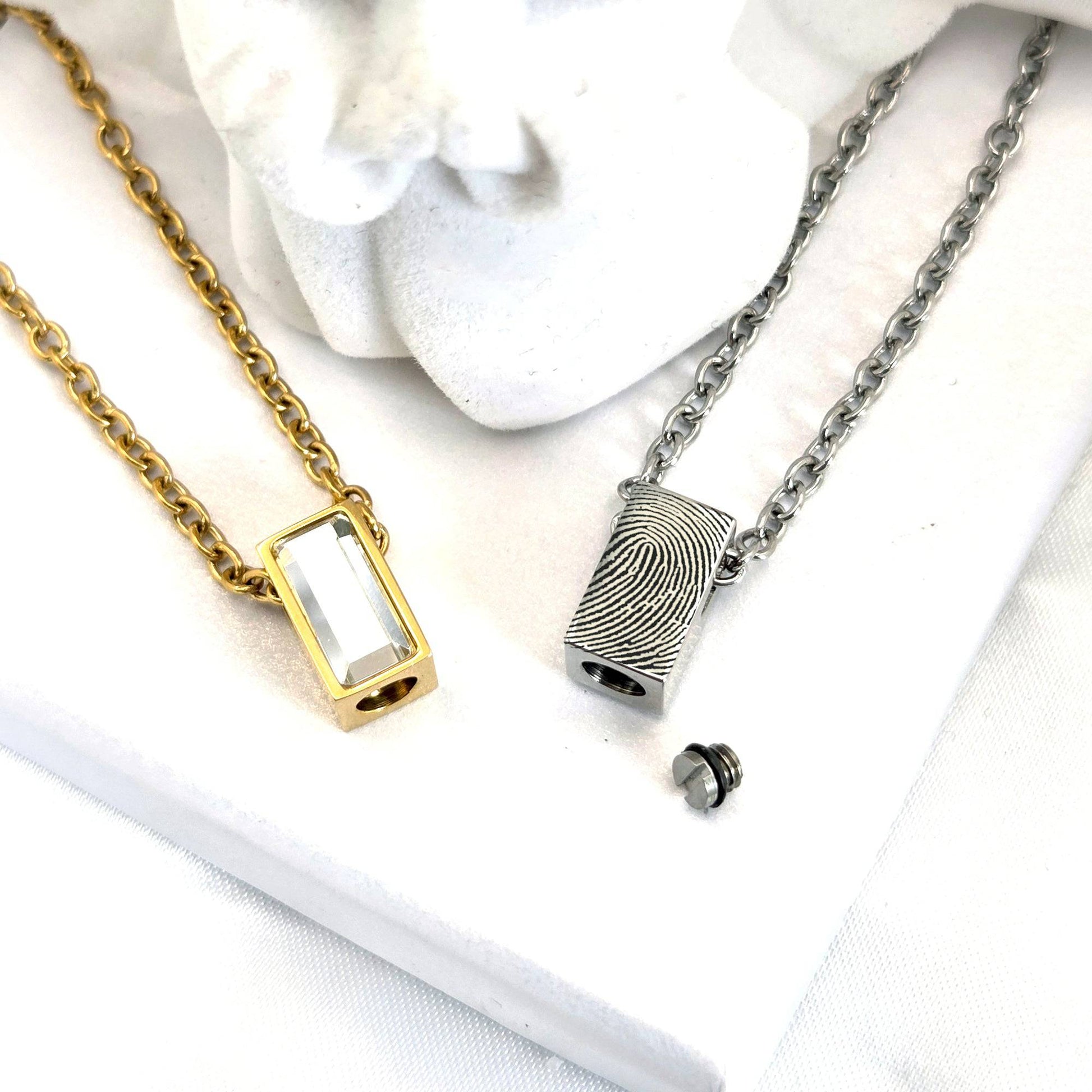 Custom thumbprint mini urn necklace for human ashes. - mobimomentos