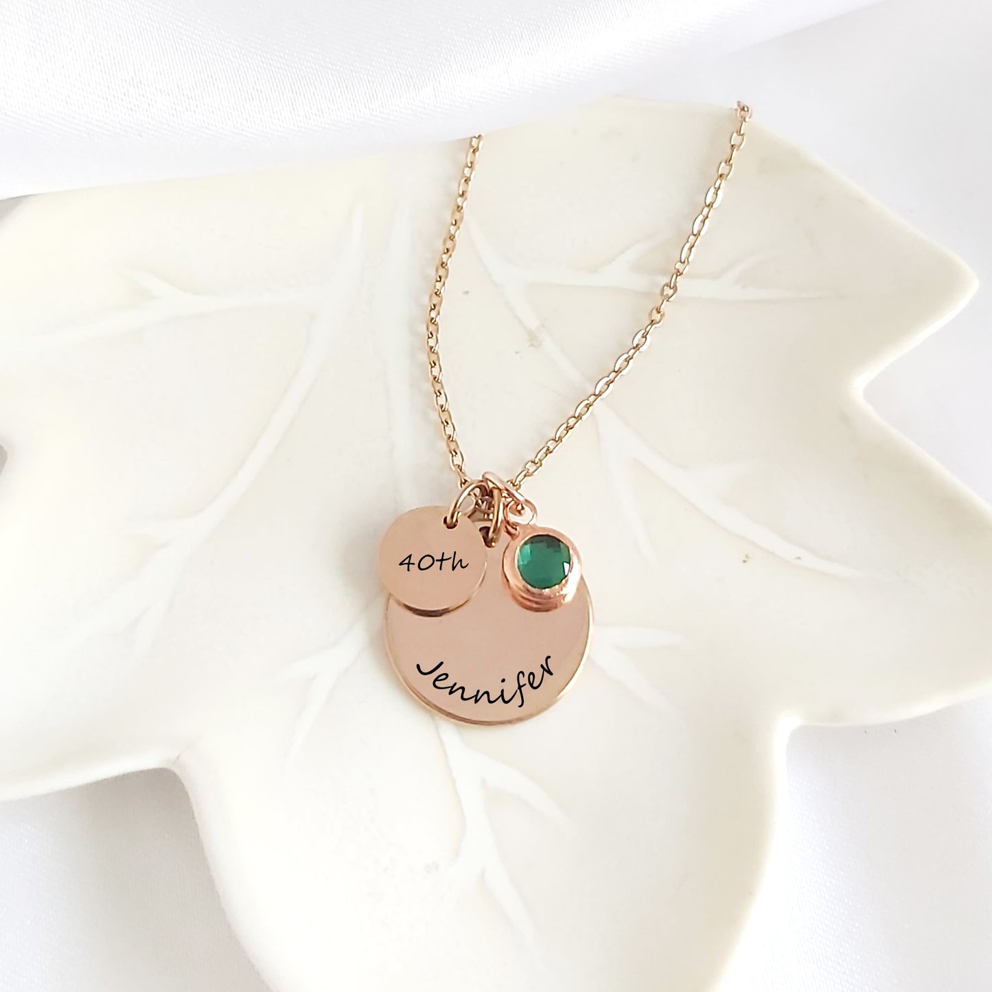 Collier Initiale Gravée avec Date pour elle et lui.