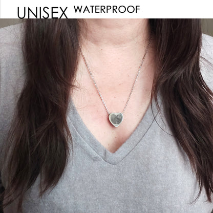 Collar de urna conmemorativa con forma de corazón con huella dactilar para cenizas humanas.