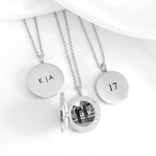 Locket for men engraved with names and initials - mobimomentos