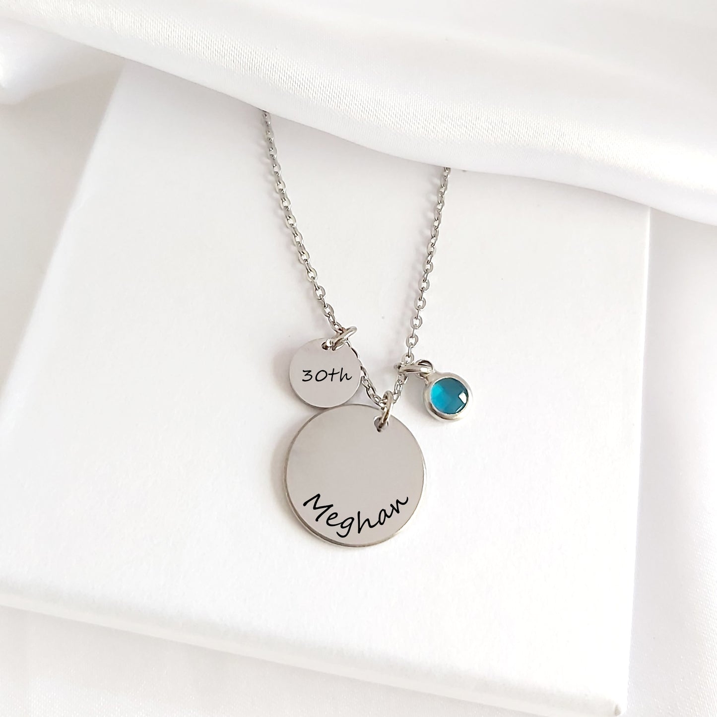Collier Initiale Gravée avec Date pour elle et lui.