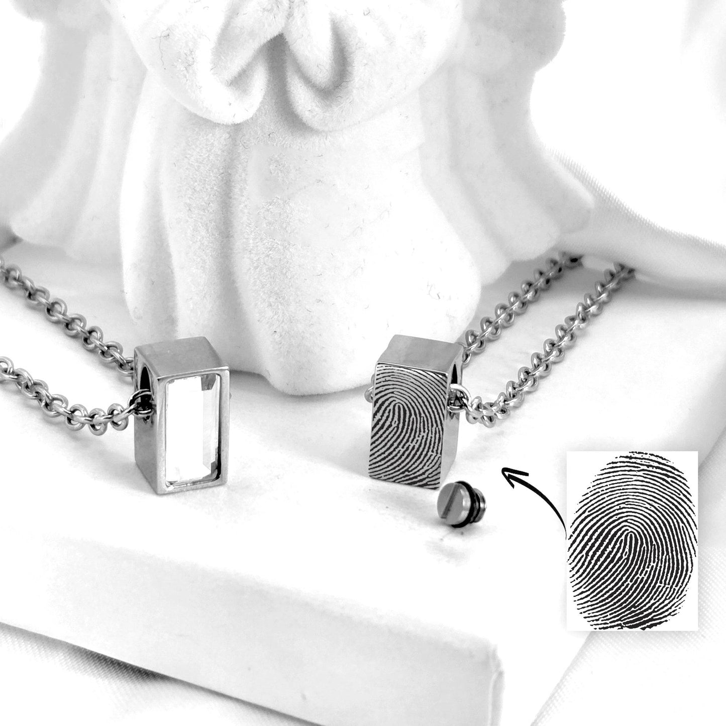 Custom thumbprint mini urn necklace for human ashes. - mobimomentos
